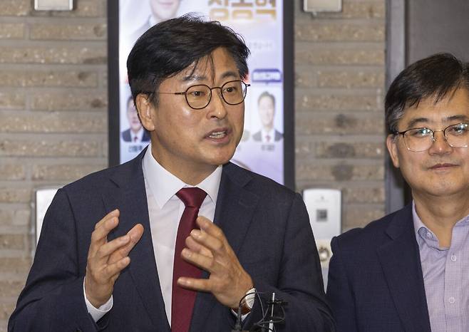 김종혁 전 국민의힘 최고위원이 지난 11일 서울 여의도 중앙당사에서 열린 중앙윤리위원회에 출석해 소명한 뒤 취재진과 만나 인터뷰하고 있다. 김 전 최고위원은 SNS와 방송에서 계파 갈등을 조장했다는 주장이 윤리위에 접수돼 이날윤리위에 출석했다. [연합뉴스]