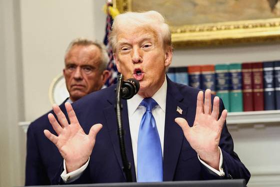 도널드 트럼프 미국 대통령이 22일(현지시간) 백악관에서 기자회견을 열어 임신 중 '타이레놀' 복용이 자폐아 위험을 높이는 것으로 나타났다면서 식품의약국(FDA)을 통해 이를 의사들에게 통보할 것이라고 밝혔다. 로이터=연합뉴스