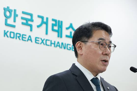 이승우 주가조작 근절 합동대응단장이 23일 서울 영등포구 한국거래소 서울사무소에서 '불공정거래 행위 관련 사건 1호' 브리핑을 하고 있다. 연합뉴스