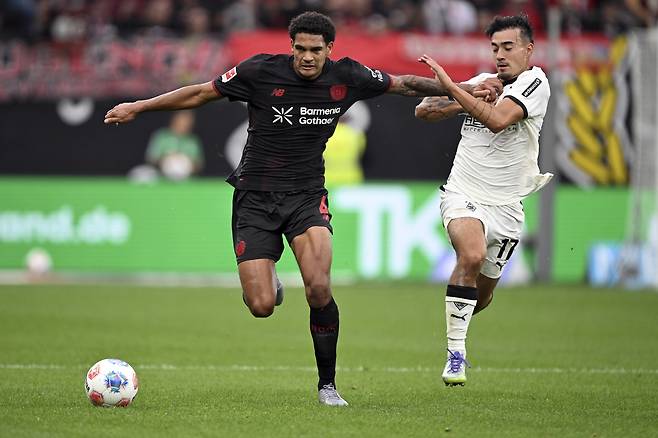 보루시아 묀헨글라트바흐 옌스 카스트로프(오른쪽)은 지난 22일 레버쿠젠과 분데스리가 경기에 선발출전해 활약했다. [AP=연합뉴스]