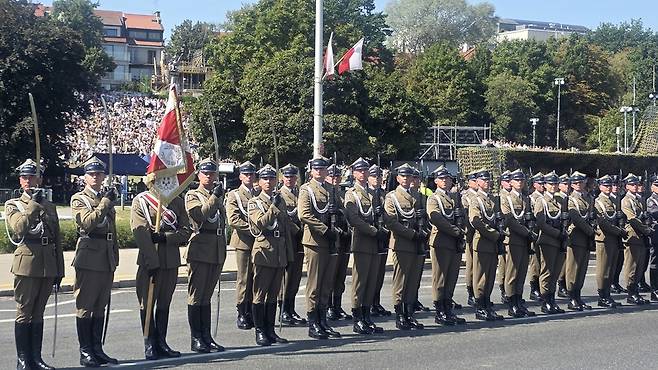 8월15일 폴란드 국군의 날 기념식에 열린 열병식에서 의장대가 열을 맞춰 서 있다.
