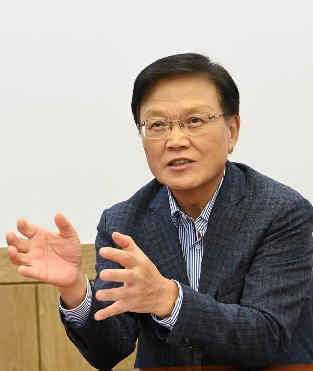 ▲ 최양희 한림대 총장이 12대 총장으로 취임 후 본지와 가진 인터뷰에서 의료·바이오 등을 브랜드로 확립하겠다고 밝히고 있다. 서영 기자