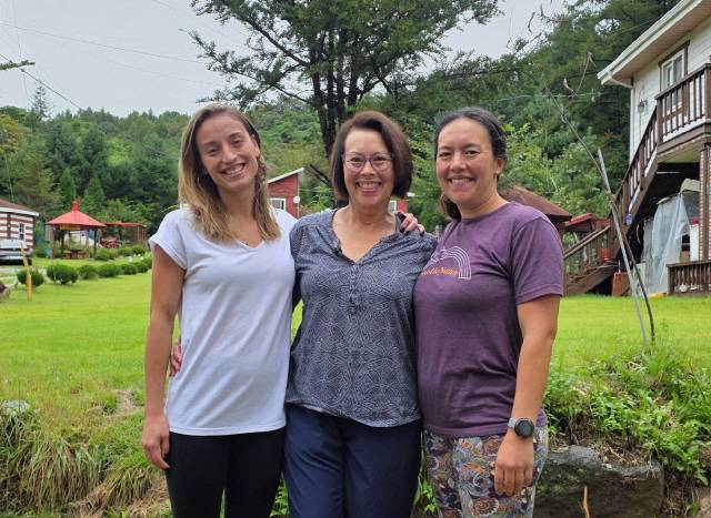 ▲ 낸시 고넨 씨(사진 가운데)와 첫째 딸인 샹탈(오른쪽), 둘째 딸인 노아(왼쪽) 씨.  정민엽 기자