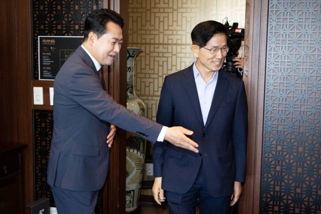 ▲ 국민의힘 장동혁 대표가 23일 서울 여의도의 한 식당에서 김문수 전 대선 후보와 만나 자리를 안내하고 있다. 연합뉴스