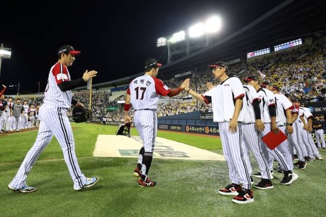 ▲ LG 트윈스 선수단이 지난 14일 서울 잠실야구장에서 열린 KIA 타이거즈와 2025 신한 SOL뱅크 KBO 리그 맞대결에서 승리한 뒤 하이파이브를 하고 있다. LG 트윈스 제공