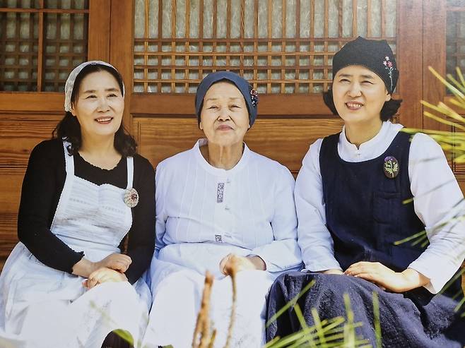 ▲ 둘째 언니, 김복녀 여사, 고수경 대표(오른쪽)