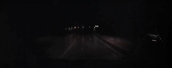 어두운 밤 제대로 보이지 않는 차선