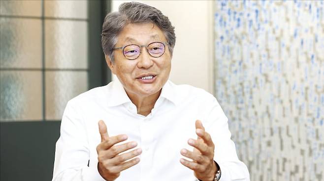 구자겸 케이엔솔 회장이 서울 수서동 본사에서 주력 제품인 드라이룸과 클린룸에 관해 설명하고 있다.  임형택 기자