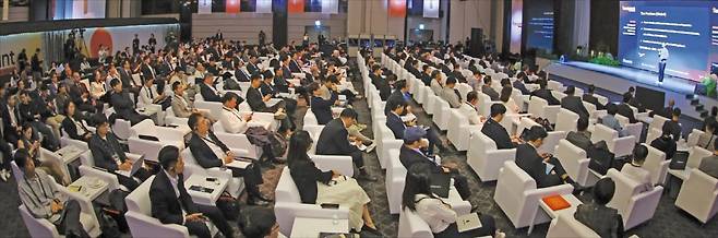 < 트럼프家 코인 기업에 쏠린 눈 > 글로벌 디지털자산 콘퍼런스 ‘이스트포인트 서울 2025’가 22일 서울 한남동 그랜드하얏트서울에서 올해 처음 열렸다. 이번 행사는 한경미디어그룹과 글로벌 블록체인 투자사 해시드, 도널드 트럼프 미국 대통령 일가가 세운 월드리버티파이낸셜(WLFI)이 공동 주최했다. 참석자들이 잭 포크먼 WLFI 공동창업자의 기조연설을 듣고 있다. 최혁 기자