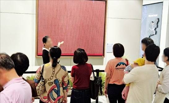 ‘디에이치 아델스타’ 모델하우스에서 진행 중인 도슨트 해설. 사진=한경DB