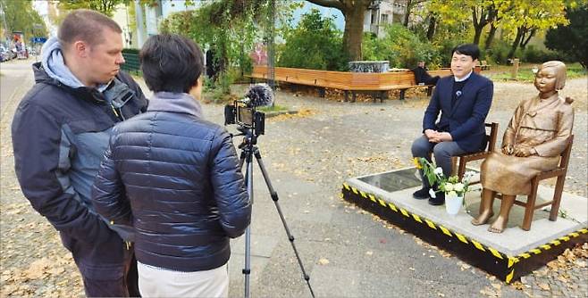 안종혁 의원이 지난해 독일 베를린 소녀상 철거 반대를 위해 현지 유튜버와 인터뷰하고 있다. /강태우 기자