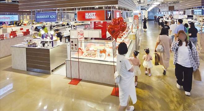 지난달 새단장을 마친 신세계백화점 천안아산점 푸드스트리트가 충청권 대표 외식 문화 공간으로 떠오르고 있다. /신세계백화점 천안아산점 제공