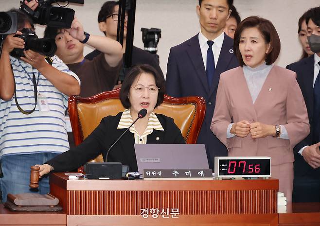 22일 국회 법제사법위원회에서 열린 검찰개혁 입법청문회에서 추미애 법사위원장이 의사봉을 두드리는 동안 나경원 국민의힘 의원이 항의하고 있다. 박민규 선임기자