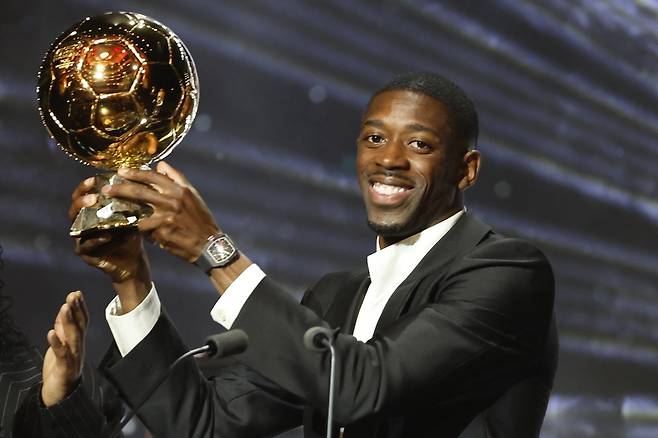 파리 생제르맹의 우스만 뎀벨레가 9월 23일 프랑스 파리의 샤틀레 극장에서 열린 발롱도르 2025 시상식에서 남자 발롱도르 트로피를 들어 올리며 기뻐하고 있다. 파리|EPA연합뉴스