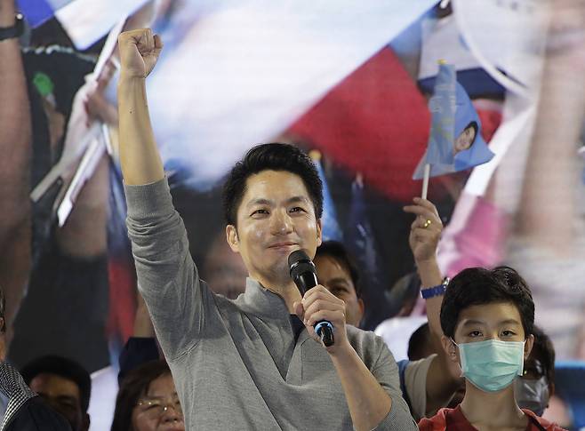 장완안 타이베이시장이 2022년 11월 열린 선거에서 승리를 확정짓자 주먹을 쥔 손을 치켜세우고 있다. /AP연합뉴스