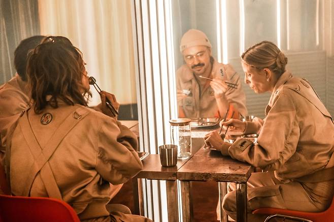 우카시 트바르코프스키의 <디 임플로이> 공연 모습.   예술경영지원센터 제공