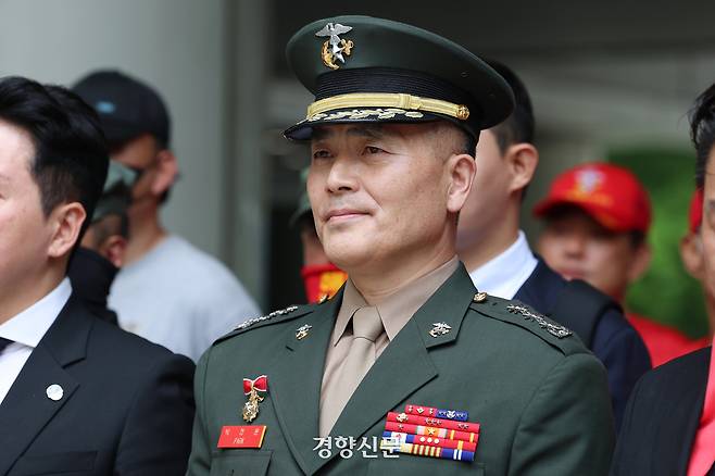 박정훈 해병대 수사단장(대령)이 지난 6월27일 항소심 공판에 앞서 서울고법 앞에서 열린 기자회견에 참석하고 있다. 정효진 기자