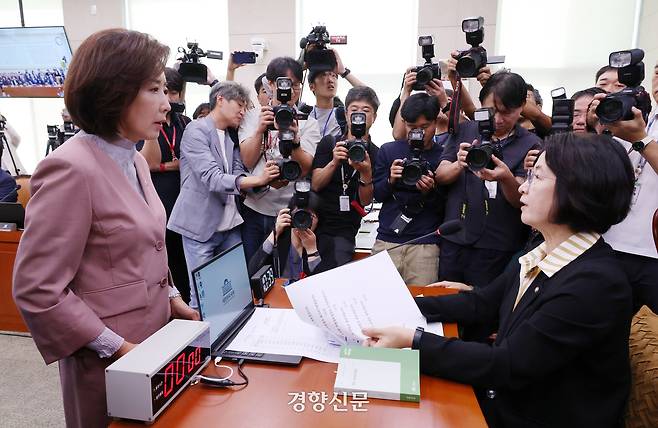 추미애 국회 법사위원장(오른쪽)과 나경원 국민의힘 의원이 지난 22일 국회 법사위 검찰개혁 입법청문회에서 설전을 벌이고 있다. 박민규 선임기자