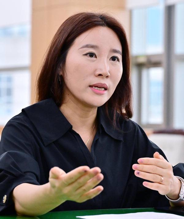 부산시의회 권주영 정책지원관이 23일 시의회에서 정책지원관 제도를 설명하고 있다.