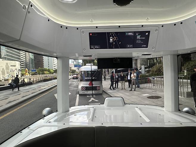 The frontal view of Seoul's self-driving bus, as seen from the passenger seats (Lee Jung-joo/The Korea Herald)