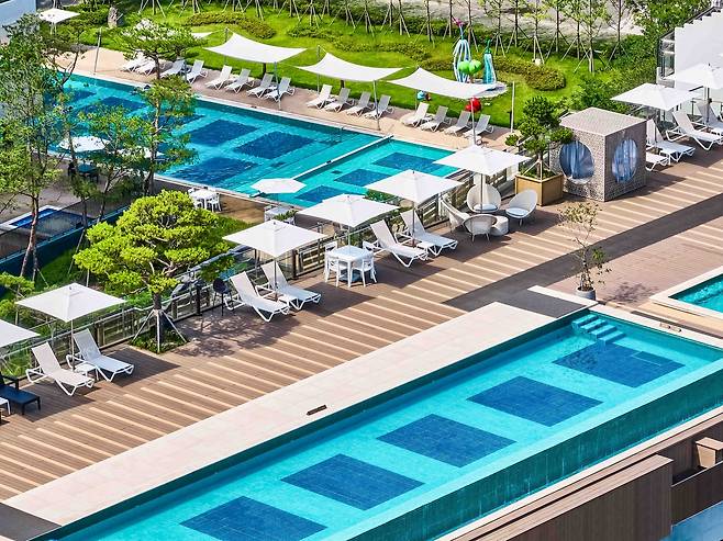 Outdoor pool at Anto (Hanwha Hotels & Resorts)