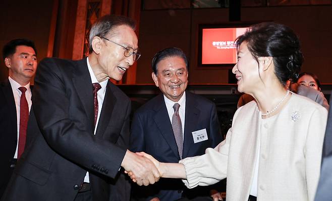 The JoongAng Ilbo’s 60th anniversary ceremony was held at the Lotte Hotel in Seoul on Sept. 17. Former President Lee Myung-bak (left) shakes hands with former President Park Geun-hye (right). At center is Hong Seok-hyun, chairman of JoongAng Holdings. [KIM KYUNG-ROK]