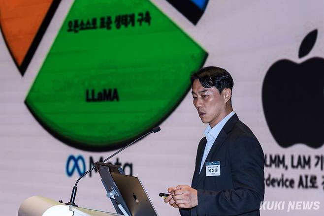 옥상훈 네이버클라우드 클로바케어콜 사업 리더가 23일 서울 여의도 한국거래소에서 열린 ‘2025 쿠키뉴스 산업포럼’에서 ‘초고령화 사회 변화와 시니어 케어 AI 비즈니스 전략’을 주제로 발표하고 있다. 유희태 기자&nbsp;