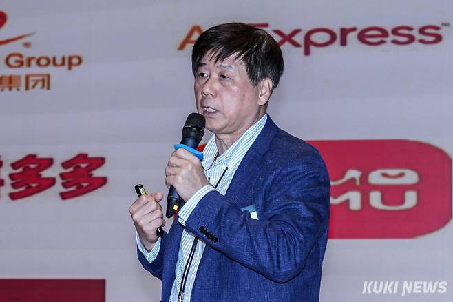 조철휘 한국유통포럼 명예회장이 23일 서울 여의도 한국거래소에서 열린 ‘2025 쿠키뉴스 산업포럼’에서 ‘유통산업의 신성장 동력: 소비 트렌드와 글로벌화 확대 방안’을 주제로 발표하고 있다. 유희태 기자&nbsp;