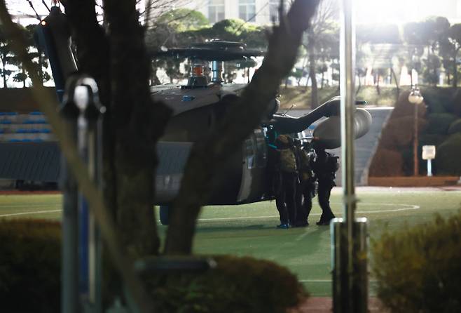 지난해 12·3 비상계엄 당시 서울 영등포구 여의도 국회에 군인들이 헬기로 진입하고 있다. 연합뉴스