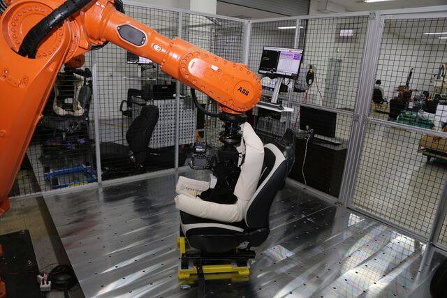 로봇이 지난 17일 경기도 화성시 현대트랜시스 동탄 시트연구센터 내구시험실에서 100㎏ 하중으로 시트 승강시험을 하고 있다. 동일한 테스트를 2만번 반복해서 문제가 없는 시트만 합격 통보를 받는다. 현대트랜시스 제공