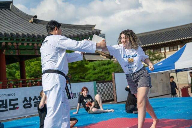 외국인 관광객이 지난 6월 서울 중구 남산골 한옥마을에서 진행된 태권도 체험 프로그램에서 송판을 격파하고 있다. 서울시 제공