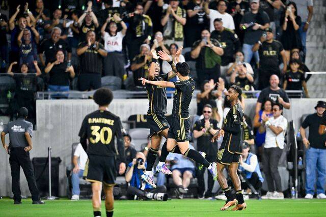 LA FC의 데니스 부앙가(왼쪽)와 손흥민이 22일(한국시간) 미국 캘리포니아주 로스앤젤레스의 BMO 스타디움에서 열린 레알 솔트레이크와의 MLS 홈경기에서 득점 뒤 세리머니를 하고 있다. 연합뉴스