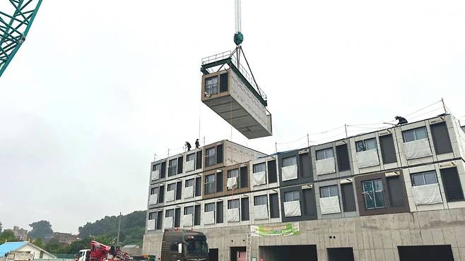 GS건설이 인천에 시공한 '강화신문 2단지'의 건설 모습. 공장에서 제작된 모듈러를 크레인이 들어 올려 옮기고 있다. GS건설 공식 블로그