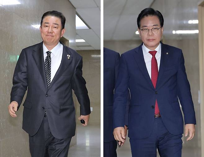 김병기 더불어민주당 원내대표(왼쪽)와 송언석 국민의힘 원내대표가 오는 25일 국회 본회의에 상정될 안건을 논의하기 위해 23일 국회 본청 회동 장소로 걸어가고 있다. 연합뉴스