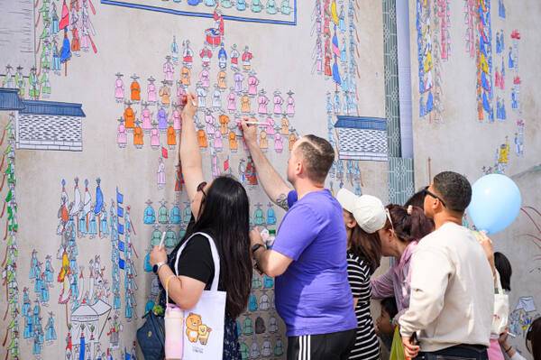 지난해 수원화성문화제에 방문한 외국인 관광객들이 시민도화서에 색을 칠하고 있다. 수원시 제공