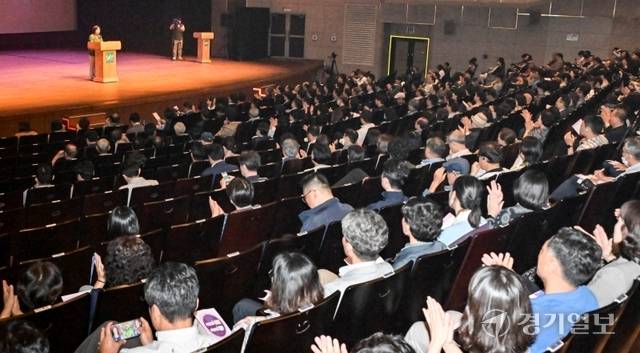 23일 오후 과천시민회관 대극장에서 '과천지구 막계동 특별계획구역 의료·첨단산업 융복합클러스터 시민설명회'에서 신계용 과천시장이 인사말을 하고 있다. 홍기웅기자