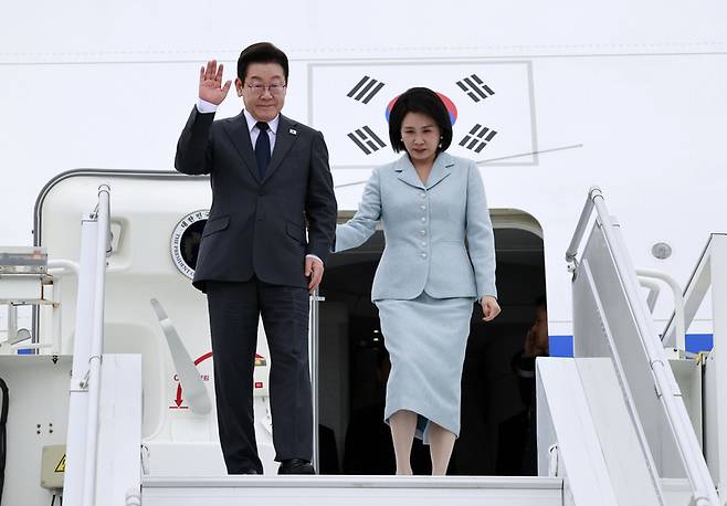 유엔총회 참석차 미국을 방문한 이재명 대통령과 김혜경 여사가 22일(현지시간) 뉴욕 JFK공항에 착륙한 공군 1호기에서 환영객에게 인사하고 있다. (뉴욕=연합뉴스)