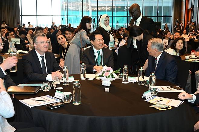 지난 22일  ‘2025 서울투자자포럼’에서 오세훈 서울시장이 포럼에 참석한 내빈과 환담을 나누고 있다. <제공=서울시>