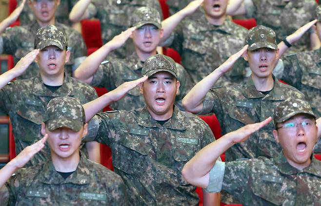 23일 오전 경남 창원 해군사관학교에서 열린 139기 사관후보생 입교식에서 이재용 삼성 회장 장남 이지호씨가 경례를 하고 있다. 연합뉴스