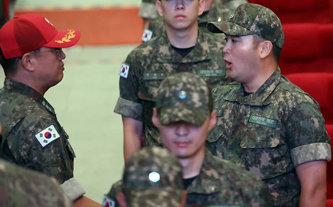 이재용 삼성전자 회장의 장남 이지호 씨가 23일 오전 경남 창원시 진해구 해군사관학교 웅포 강당에서 열린 ‘제139기 해군 사관후보생 입교식’ 종료 후 대대장과 악수하고 있다. 연합뉴스