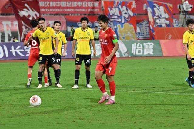 샹위왕은 이날 페널티킥을 실축, 패배의 원흉이 됐다. 그리고 충칭은 살바 수아이 감독을 경질했다. 충격적인 상황이다. 충칭은 비록 광둥에 패배했으나 여전히 슈퍼리그 승격을 바라볼 수 있는 위치에 있다. 그러나 이번 패배로 승점 3점차로 추격당했고 감독까지 없어 큰 위기다. 사진=163닷컴