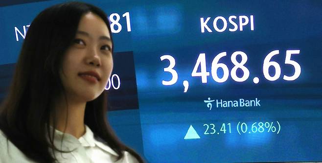 22일 오후 서울 중구 하나은행 딜링룸에서 딜러들이 업무를 하고 있다. 코스피는 전 거래일(3445.24)보다 23.41포인트(0.68%) 오른 3468.65에 장을 마쳤다. /사진=뉴시스