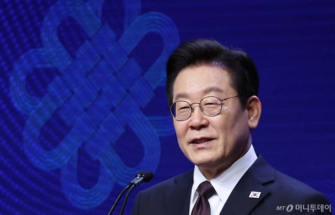 [뉴욕=뉴시스] 최동준 기자 = 이재명 대통령이 22일(현지 시간) 미국 뉴욕의 한 호텔에서 열린 동포 간담회에서 인사말을 하고 있다. 2025.09.23. photocdj@newsis.com /사진=