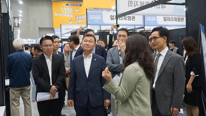 윤덕룡 경기도일자리재단 대표와 경기도, 중기청 관계자가 일자리박람회를 살펴보고 있다./사진제공=경기도일자리재단