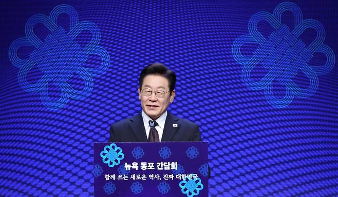 이재명 대통령이 미국 뉴욕에서 동포간담회를 열고 한인들을 만났다. 사진은 이 대통령이 지난 22일(현지시각) 미국 뉴욕 한 호텔에서 열린 동포 간담회에서 인사말을 하는 모습. /사진=뉴시스