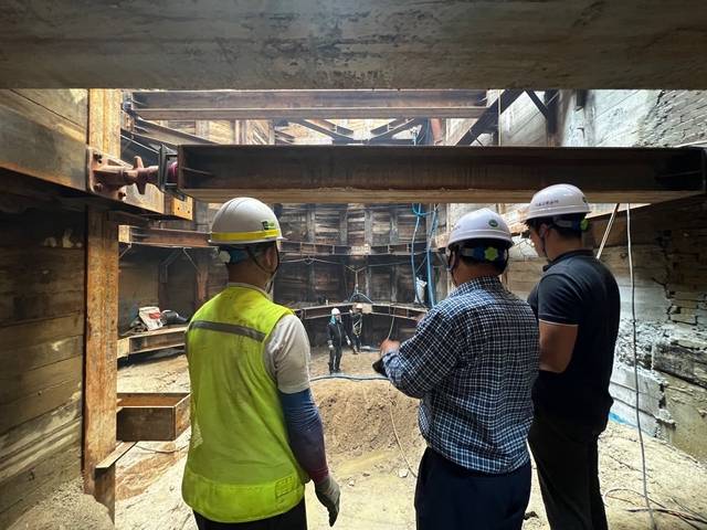 서울 노원구 관내에서 지하개발 현장 위험요소를 살피는 모습. 노원구청 제공