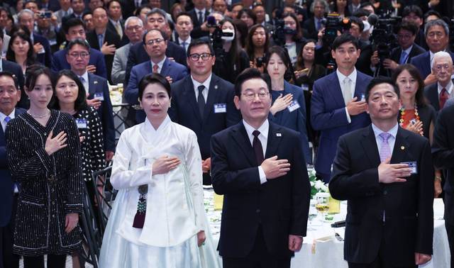 뉴욕 동포간담회  : 유엔총회 참석차 미국을 방문한 이재명 대통령 부부가 22일 뉴욕에서 열린 동포간담회에서 국기에 대한 경례를 하고 있다.  연합뉴스