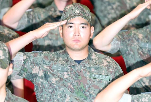 이재용 삼성전자 회장의 장남 이지호 씨가 23일 오전 경남 창원시 진해구 해군사관학교 웅포 강당에서 열린 ‘제139기 해군 사관후보생 입교식’에서 힘차게 경례하고 있다. 연합