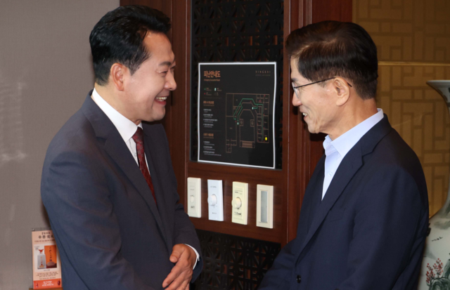 국민의힘 장동혁 대표와 김문수 전 대선 후보가 23일 서울 여의도의 한 식당에서 만나 인사를 나누고 있다. 연합뉴스