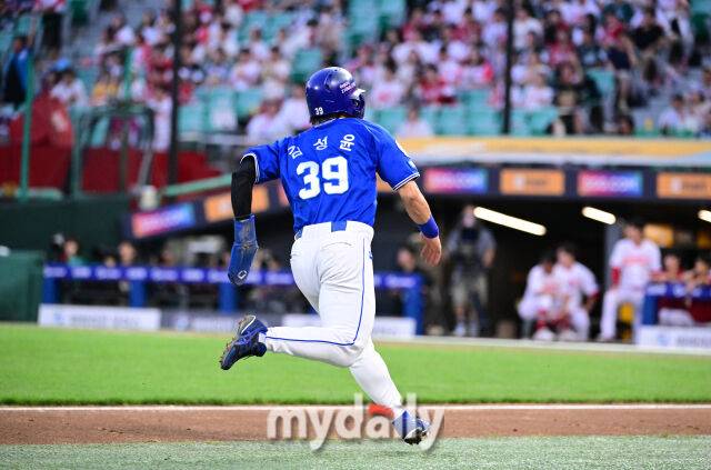 2025년 8월 7일 오후 인천 SSG랜더스필드에서 열린 '2025 신한 SOL뱅크 KBO 리그' 삼성 라이온즈와 SSG랜더스의 경기. 삼성 2루 주자 김성윤이 4회초 2사 1.2루서 디아즈의 1타점 적시타 때 홈으로 뛰고 있다./마이데일리